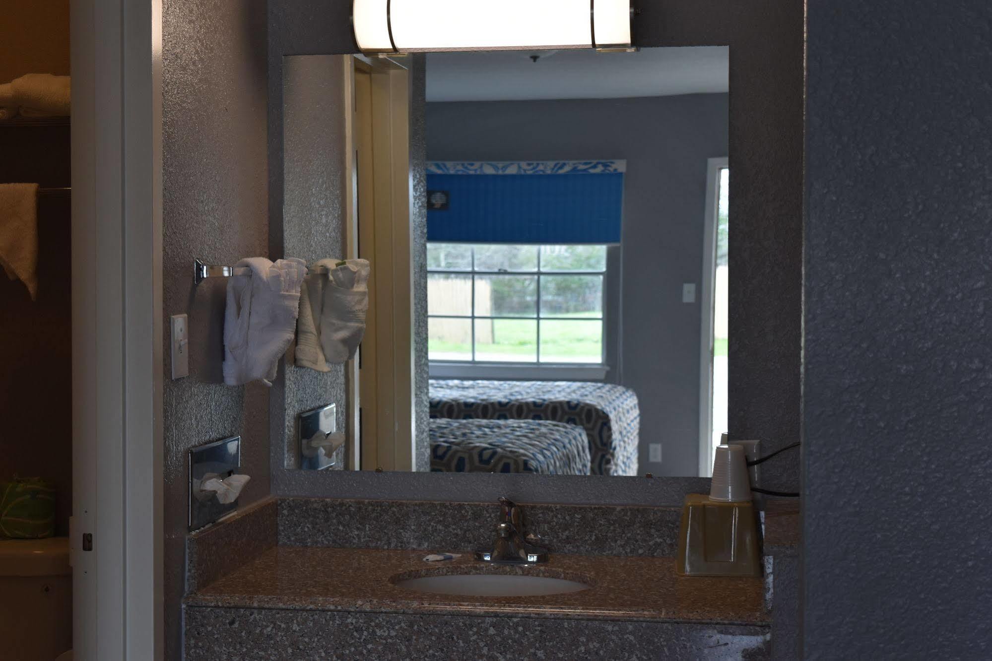 Woodfield Inn And Suites Yoakum Zewnętrze zdjęcie